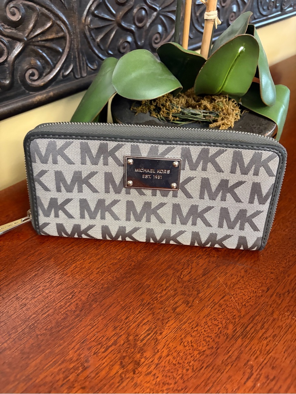 Michael Kors Jet Set Continental Zip Around Wallet Black and Grey